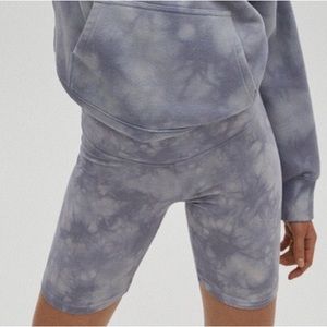 NWT Aritzia TNA tie dye biker shorts
